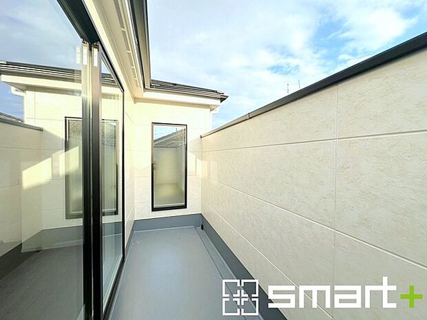 〜洗濯物も干しやすいバルコニー〜 ・陽当たり良好な南側のバルコニーは毎日のお洗濯に大活躍。 ・テラス屋根等のオプションもお気軽にご相談くださいませ。