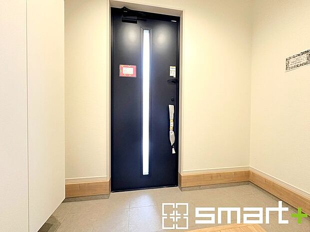 〜穏やかな陽が入る玄関〜 ・玄関ドアにガラス部分を設ける事で穏やかな陽の入る玄関になります。 ・備え付けのシューズボックスはたっぷりしまえて玄関がスッキリ片付きますね。