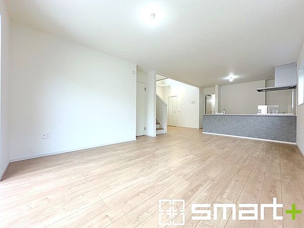 〜開放的なリビングイン階段〜 ・ご家族のお出掛けや帰宅がわかるリビングイン階段。自然とコミュニケーションが増えますね。 ・家事をしながらリビング全体が見渡せるカウンターキッチンも魅力。