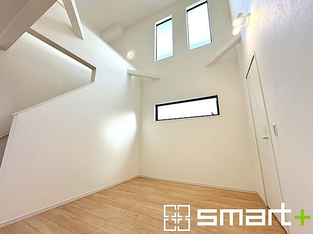 〜吹抜けのあるＬＤＫ〜 ・ＬＤＫに吹抜けを配する事で縦への空間が生まれ、開放感のある広々とした仕様に。 ・ご来客の際なども自慢できるような高級仕様のＬＤＫとなっております。