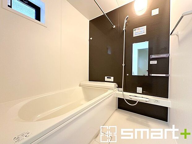 〜暖房乾燥機付きの浴室〜 ・ヒートショック対策にもなる浴室暖房を標準装備。冬場でも暖かくしてからご入浴が可能です。 ・もちろん乾燥機も付いておりますので、雨の日でも洗濯物を干せますよ。 