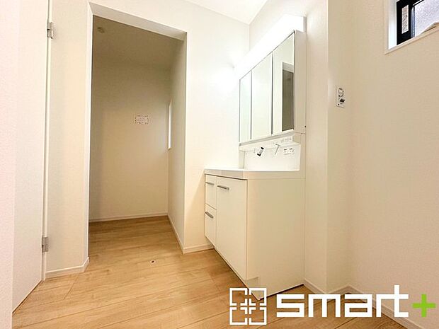 〜明るい洗面スペース〜 ・窓から明るい陽が入るので、気持ちよく朝の支度ができますね。 ・使い勝手の良い三面鏡タイプのシャワー付き洗面化粧台。鏡の裏に収納があるので洗面台周りもスッキリ。