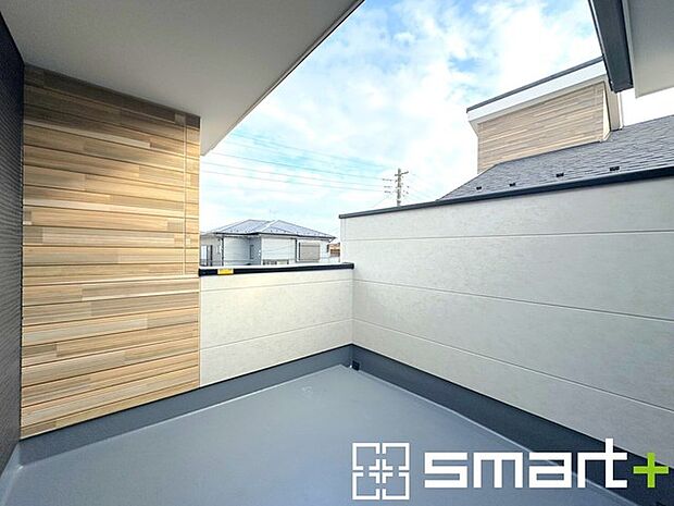 〜奥行きのあるバルコニーを採用〜 ・お客様から意外にご要望が多い「バルコニーの奥行き」。 ・奥行きのあるバルコニーを採用しておりますので、洗濯物も干しやすい造りです。 