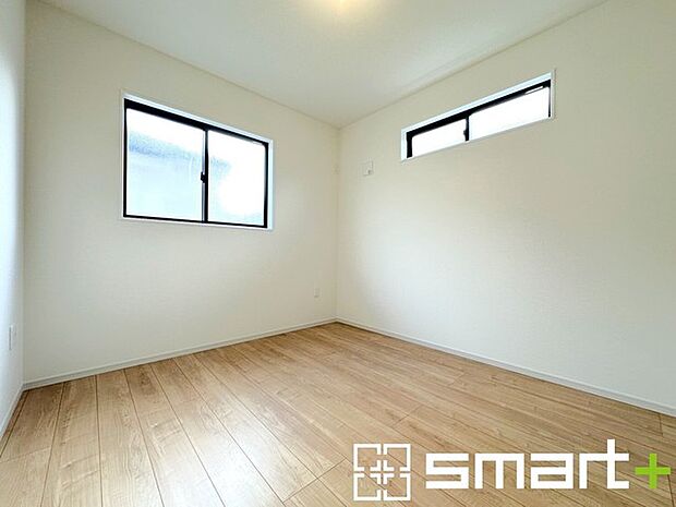 〜2面採光の明るいお部屋〜 ・洋室は2面採光とする事で穏やかな陽の入る明るい空間となっております。 ・くつろぎのプライベート時間を明るい空間で穏やかにお過ごしいただけます。 