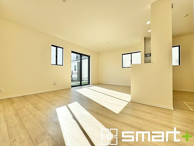 〜日当り良好のＬＤＫ〜 ・たくさんの窓からたっぷりの陽光が差し込む明るいリビングで寛ぎのひと時を。 ・柔らかみのあるナチュラルカラーで、家具やカーテンの色も選びやすいです。