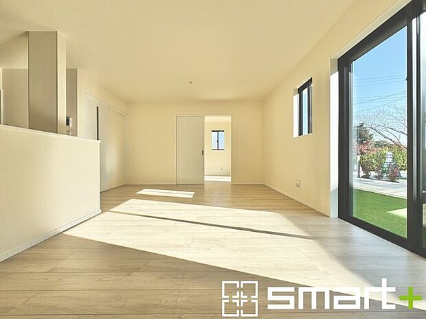 〜穏やかな陽の入るＬＤＫ〜 ・大きな窓のあるＬＤＫは陽当りも良好で明るい空間となっております。 ・ご家族団らんなど過ごす時間の多いＬＤＫが明るいのは嬉しいポイントですね。