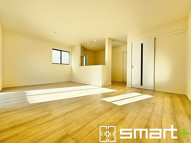 〜窓からはたっぷりの陽光〜 ・穏やかな陽だまりに包まれる居心地の良いＬＤＫは、ご家族が自然と集まる憩いのスペースに。 ・料理と洗濯、片付けなど並行して家事を進める時に便利な回遊動線。