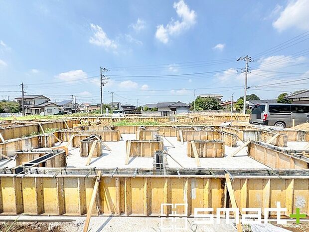 〜ベタ基礎でしっかりとした土台〜 ・コンクリートの中に鉄筋を配し強度を高めた「ベタ基礎」を採用。 ・しっかりとした土台を造ったうえで、その上に建物が築造されていきます。