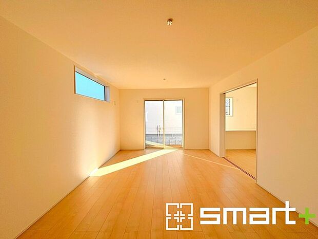 〜穏やかな陽の入るＬＤＫ〜 ・大きな窓のあるＬＤＫは陽当りも良好で明るい空間となっております。 ・ご家族団らんなど過ごす時間の多いＬＤＫが明るいのは嬉しいポイントですね。 