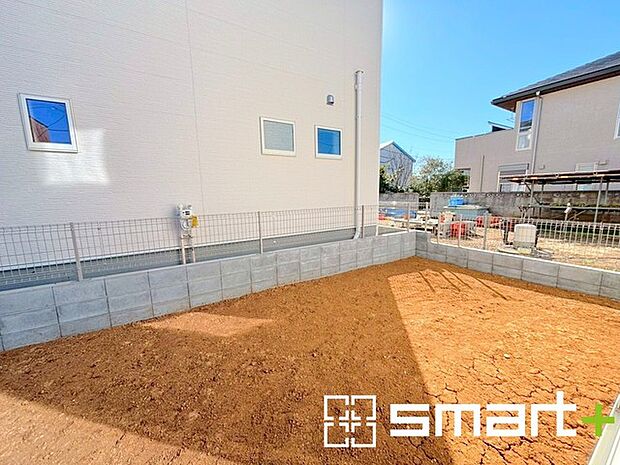 〜広々したお庭のある邸宅〜 ・余裕の敷地には広いお庭もご用意。 ・ガーデニングや安らぎの空間として、倉庫を置いたりと様々な活用が可能です。 ・人工芝の敷設などもお気軽にご相談くださいませ。 