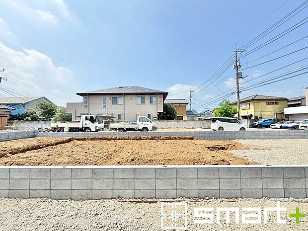 〜ベタ基礎でしっかりとした土台〜 ・コンクリートの中に鉄筋を配し強度を高めた「ベタ基礎」を採用。 ・しっかりとした土台を造ったうえで、その上に建物が築造されていきます。 