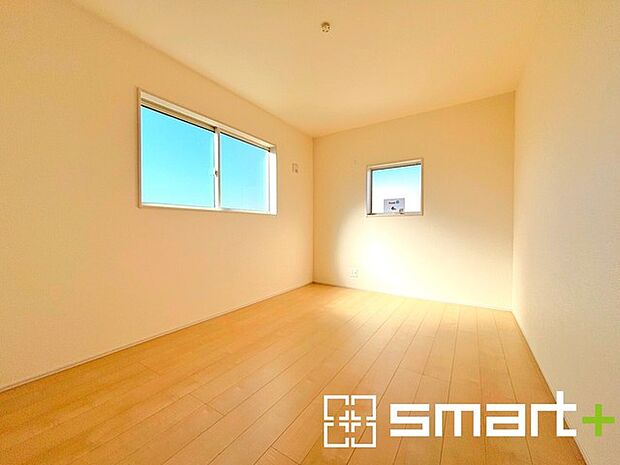 〜2面採光の明るいお部屋〜 ・洋室は2面採光とする事で穏やかな陽の入る明るい空間となっております。 ・くつろぎのプライベート時間を明るい空間で穏やかにお過ごしいただけます。 