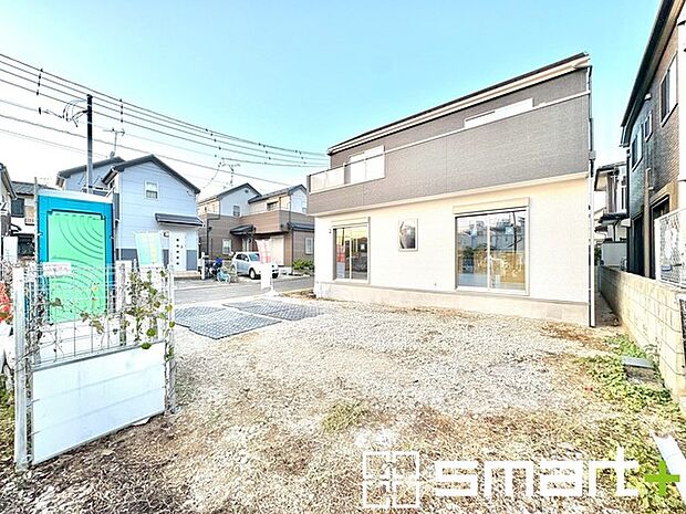 〜閑静な住宅街の立地〜 ・周辺は閑静な住宅街となっておりますので、静かな暮らしをご実現いただけます。 ・前面道路の交通量も多くないので、小さなお子様がいるご家庭でもご安心ですね。