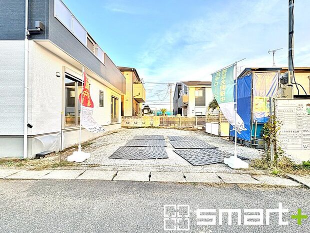 〜駐車場は3台分ご用意〜 ・駐車場は3台分ございますので、車通勤の方や複数台お持ちの方にもお勧めのお住まいです。 ・ご来客の際も安心の余裕の敷地です。