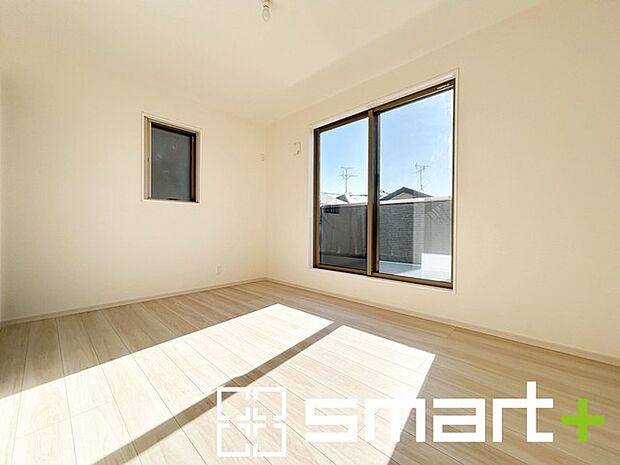 〜明るく暖かな光が差し込む洋室〜 ・窓からたっぷりの光が舞い込み、お部屋全体を優しく包み込んでくれます。 ・くつろぎのプライベート時間を明るい空間で穏やかにお過ごしいただけます。 