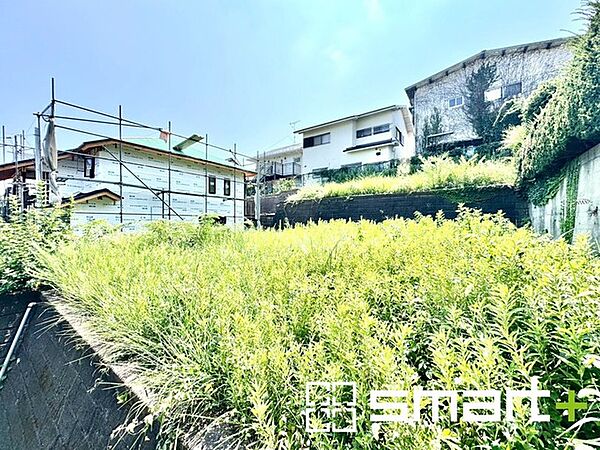 ～閑静な住宅街の立地～ ・周辺は閑静な住宅街となっておりますので、静かな暮らしをご実現いただけます。 ・前面道路の交通量も多くないので、小さなお子様がいるご家庭でもご安心ですね。