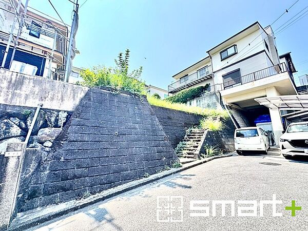 ～高台につき日当たり良好～ ・敷地広々68坪超。開放感あふれる高台で日当り、眺望、通風良好。 ・周辺環境や街並みなど、資料には掲載していない情報をぜひ現地でご確認ください。