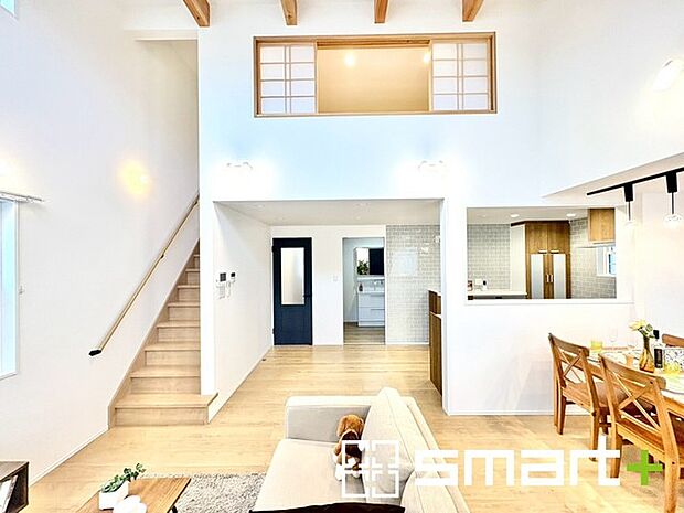 〜開放的なリビングイン階段〜 ・ご家族のお出掛けや帰宅がわかるリビングイン階段。自然とコミュニケーションが増えますね。 ・家事をしながらリビング全体が見渡せるカウンターキッチンも魅力。