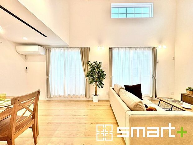 〜穏やかな陽の入るＬＤＫ〜 ・大きな窓のあるＬＤＫは陽当りも良好で明るい空間となっております。 ・ご家族団らんなど過ごす時間の多いＬＤＫが明るいのは嬉しいポイントですね。