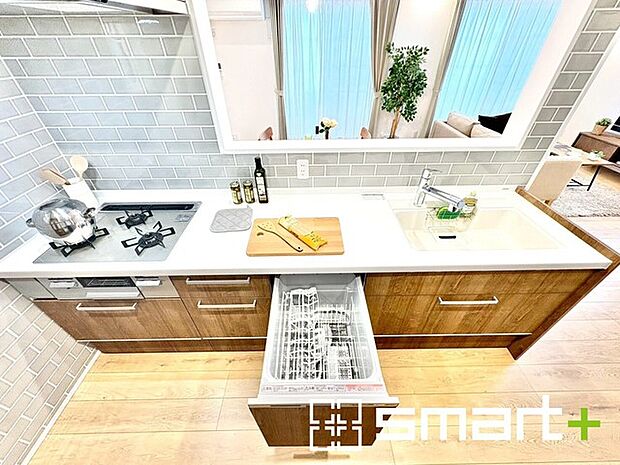 〜食器洗浄機を標準装備〜 ・キッチンにはビルトインタイプの食器洗浄機を標準装備。 ・家事にかける時間を削減でき、「自分時間」を増やすことができる嬉しいアイテムです。 