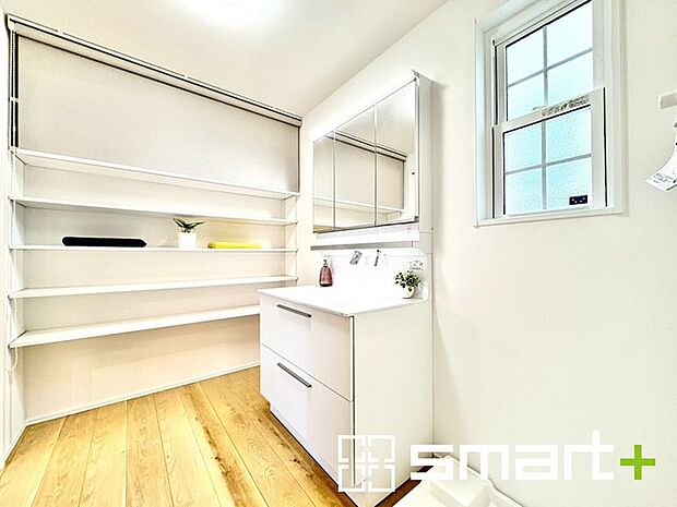 〜収納も充実の洗面所〜 ・洗面所にはリネンスペースを設ける事でタオルや洗剤などの置場にも困りません。 ・意外とリネンスペースがある物件は少ないので、ぜひ現地でその魅力をご確認ください。 