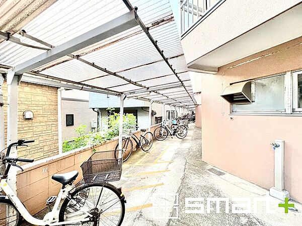 ～敷地内に駐輪場もございます～ ・もちろんですが駐輪場もございますので、自転車をご利用の方もご安心くださいませ。 ・ご内覧の際はぜひ共用部も併せてご確認ください。