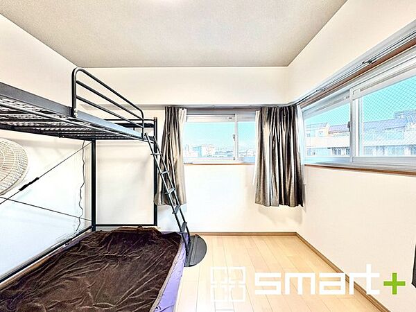 ～明るい洋室～ ・2面採光の明るい洋室は、お子様のお部屋にもぴったりです。
