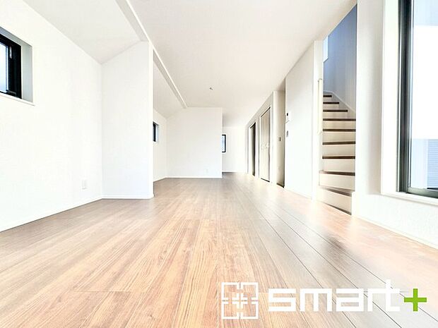 〜余裕の空間が広がるＬＤＫ〜 ・18.78帖あるＬＤＫはご家族団らんのお時間を余裕の広さで演出してくれます。 ・ご内覧の際は家具の配置などもイメージしながらご覧くださいませ。 