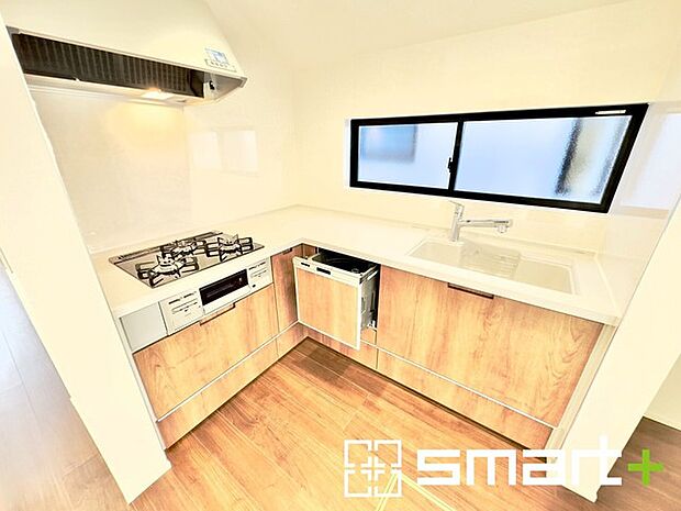 〜食器洗浄機を標準装備〜 ・キッチンにはビルトインタイプの食器洗浄機を標準装備。 ・家事にかける時間を削減でき、「自分時間」を増やすことができる嬉しいアイテムです。 