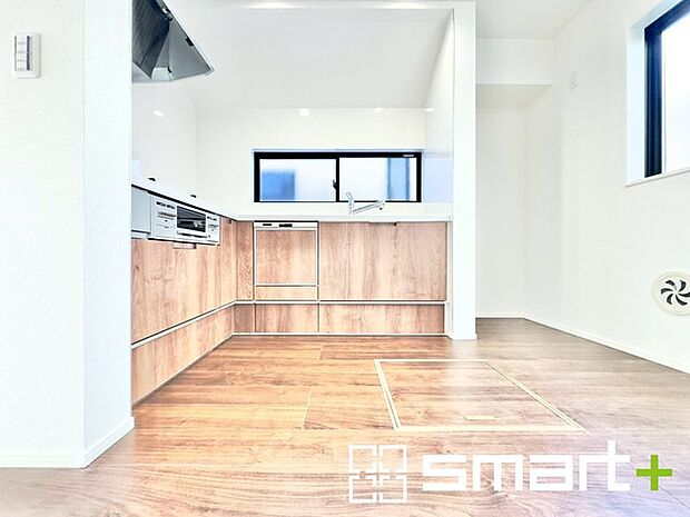 〜使い勝手の良いシステムキッチン〜 ・料理がしやすい設計のキッチンでお料理もはかどりますね。 ・もちろんキッチン下部は収納になっておりますので、フライパンなども収納可能です。 