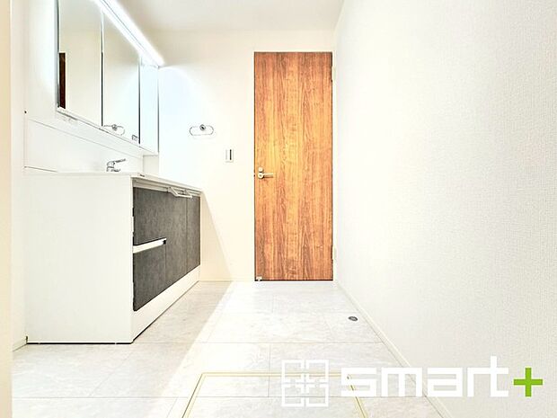 〜余裕のある広さの洗面スペース〜 ・洗面スペースを大きめに取る事でリネン置場などにも困らず、洗濯なども楽々行っていただけます。 ・洗面が広い物件は意外と少ないので、ぜひご覧くださいませ。 