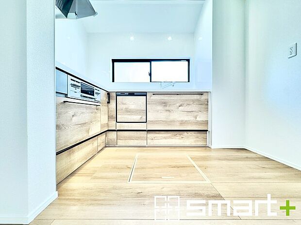 〜使い勝手の良いシステムキッチン〜 ・料理がしやすい設計のキッチンでお料理もはかどりますね。 ・もちろんキッチン下部は収納になっておりますので、フライパンなども収納可能です。 