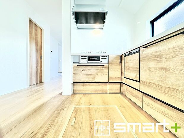 〜リビングを有効活用〜 ・キッチンは対面式ではなく壁側にございますので、お部屋の中の空間を有効活用できます。 ・現地ではぜひ家具の配置などもイメージしながらご見学くださいませ。 