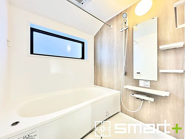 〜浴室乾燥機付きの浴室〜 ・浴室には乾燥機が付いているので雨の日でも洗濯物を干すことが可能です。 ・水はけの良い床材など機能面も充実。マイクロバブルなどオプションもご相談くださいませ。 