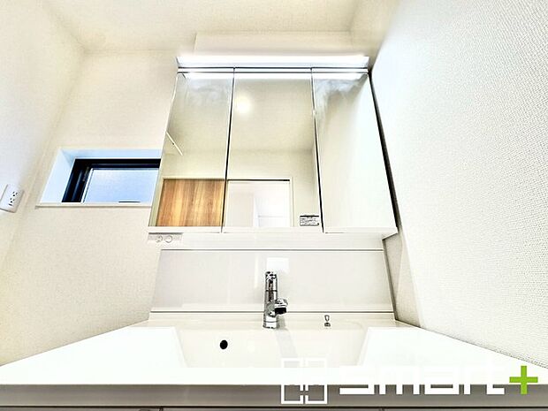 〜人気の三面鏡を採用〜 ・洗面台は三面鏡仕様なので鏡の角度を変える事で頭の後ろの方までご確認可能です。 ・鏡の裏が収納になっておりますので、洗面台周りもスッキリと片付きます。 