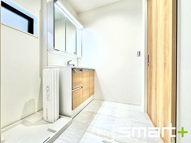 〜余裕のある広さの洗面スペース〜 ・洗面スペースを大きめに取る事でリネン置場などにも困らず、洗濯なども楽々行っていただけます。 ・洗面が広い物件は意外と少ないので、ぜひご覧くださいませ。 