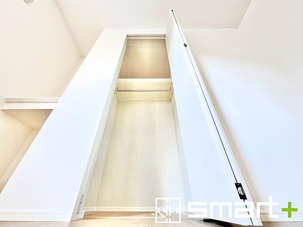 〜憧れのクローゼット〜 ・居室にクローゼットを設ける事で季節ものや趣味の用具などもスッキリと収納可能です。 ・ぜひ現地でその便利さをご体感くださいませ。 