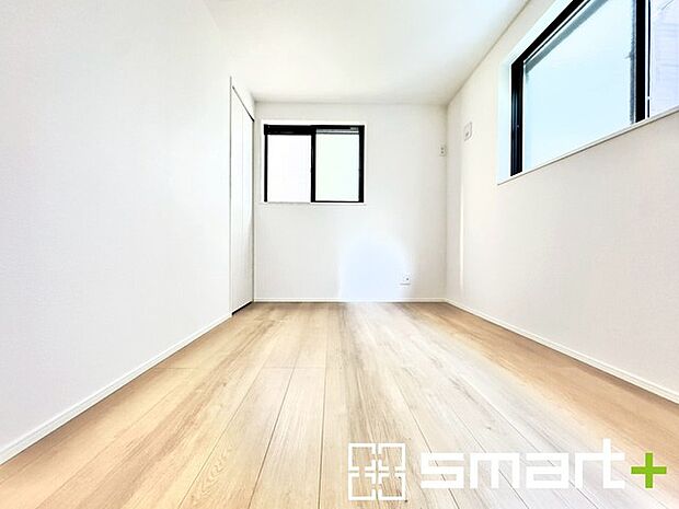 〜2面採光の明るいお部屋〜 ・洋室は2面採光とする事で穏やかな陽の入る明るい空間となっております。 ・くつろぎのプライベート時間を明るい空間で穏やかにお過ごしいただけます。 