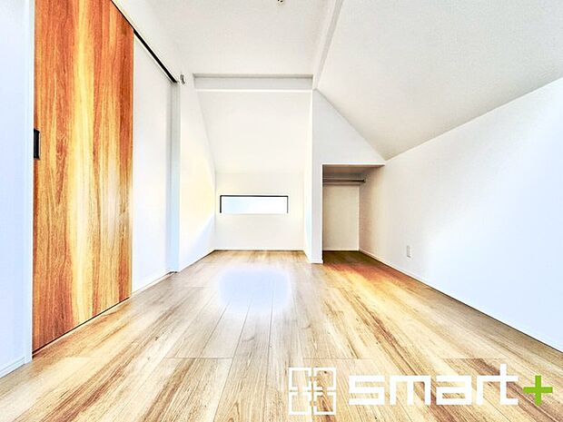 〜オプション施行もお任せください〜 ・フローリングの変色など劣化を軽減し、水をこぼした場合などにも防いでくれるフロアコーテイングが人気となっております。 ・オプション施行もお任せください。 