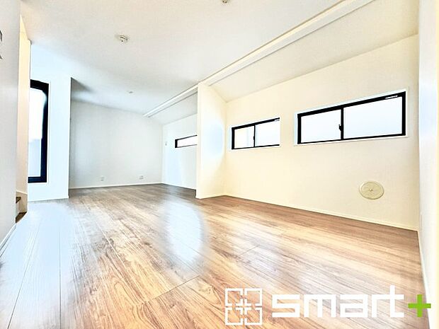 〜穏やかな陽の入るＬＤＫ〜 ・大きな窓のあるＬＤＫは陽当りも良好で明るい空間となっております。 ・ご家族団らんなど過ごす時間の多いＬＤＫが明るいのは嬉しいポイントですね。 