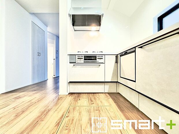 〜リビングを有効活用〜 ・キッチンは対面式ではなく壁側にございますので、お部屋の中の空間を有効活用できます。 ・現地ではぜひ家具の配置などもイメージしながらご見学くださいませ。 