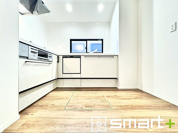 〜使い勝手の良いシステムキッチン〜 ・料理がしやすい設計のキッチンでお料理もはかどりますね。 ・もちろんキッチン下部は収納になっておりますので、フライパンなども収納可能です。 