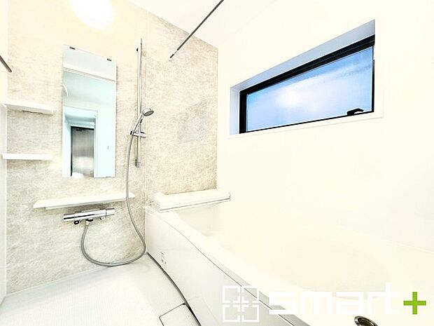 〜浴室乾燥機付きの浴室〜 ・浴室には乾燥機が付いているので雨の日でも洗濯物を干すことが可能です。 ・水はけの良い床材など機能面も充実。マイクロバブルなどオプションもご相談くださいませ。 