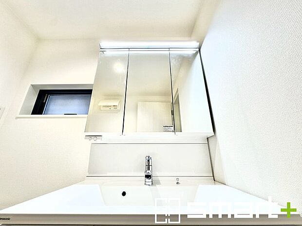 〜人気の三面鏡を採用〜 ・洗面台は三面鏡仕様なので鏡の角度を変える事で頭の後ろの方までご確認可能です。 ・鏡の裏が収納になっておりますので、洗面台周りもスッキリと片付きます。 