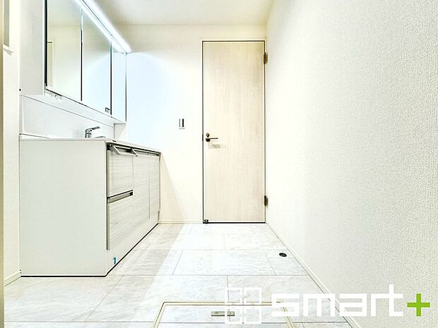 〜余裕のある広さの洗面スペース〜 ・洗面スペースを大きめに取る事でリネン置場などにも困らず、洗濯なども楽々行っていただけます。 ・洗面が広い物件は意外と少ないので、ぜひご覧くださいませ。 