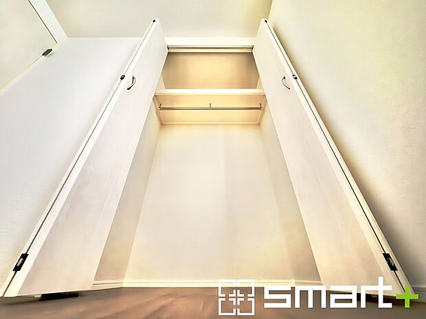 〜憧れのクローゼット〜 ・居室にクローゼットを設ける事で季節ものや趣味の用具などもスッキリと収納可能です。 ・ぜひ現地でその便利さをご体感くださいませ。 