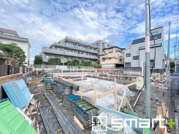 〜閑静な住宅街の立地〜 ・周辺は閑静な住宅街となっておりますので、静かな暮らしをご実現いただけます。 ・前面道路の交通量も多くないので、小さなお子様がいるご家庭でもご安心ですね。