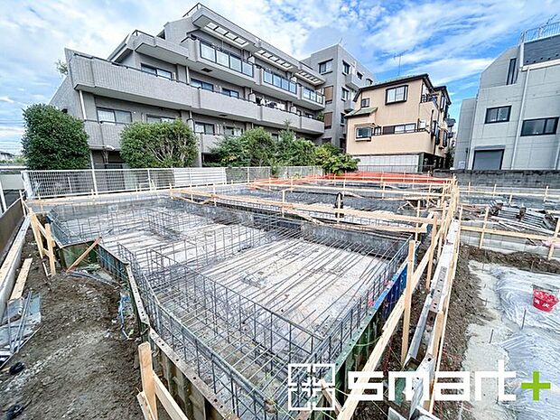 〜ベタ基礎でしっかりとした土台〜 ・コンクリートの中に鉄筋を配し強度を高めた「ベタ基礎」を採用。 ・しっかりとした土台を造ったうえで、その上に建物が築造されていきます。