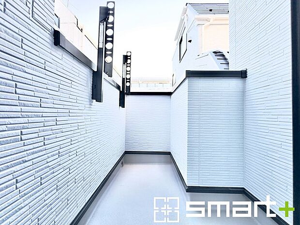 〜洗濯物も干しやすいバルコニー〜 ・バルコニーには物干し竿受けが標準装備されております。 ・テラス屋根等のオプションもお気軽にご相談くださいませ。 