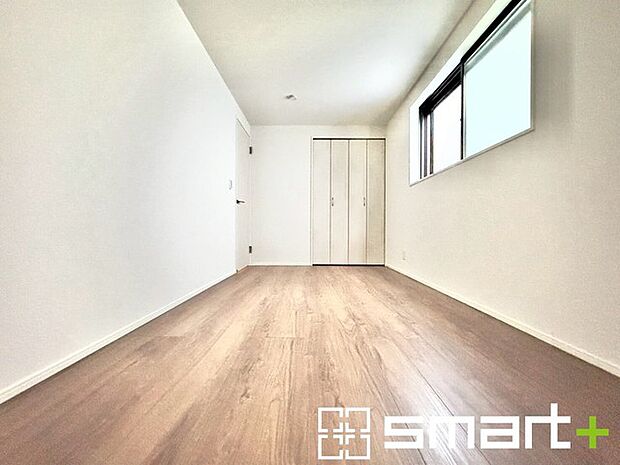 〜収納豊富な洋室〜 ・各居室に備え付けの収納をご用意。タンスなどを置く場合と比べ出っ張らないので部屋の中を有効のご活用いただけます。 ・収納の広さなどぜひ現地でご確認くださいませ。 